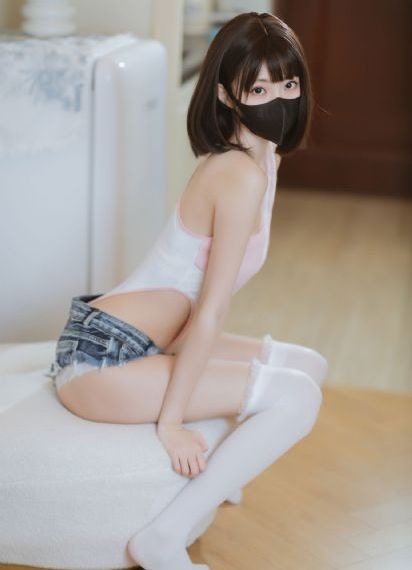 贱妾扒下脱裙子撅屁股迎